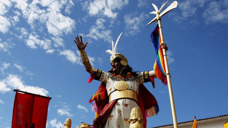 El "Inti Raymi" marca la mitad del año con festivales que recuerdan los ritos celebrados por los incas en honor al sol.