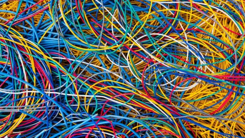 Esos almacenes de información de alta seguridad, celosos de su intimidad como un convento de clausura, se exhiben a través de su página web ("Google centros de datos") donde los cables, los chips y los sistemas de ventilación se exponen a todo color y en formato interactivo.