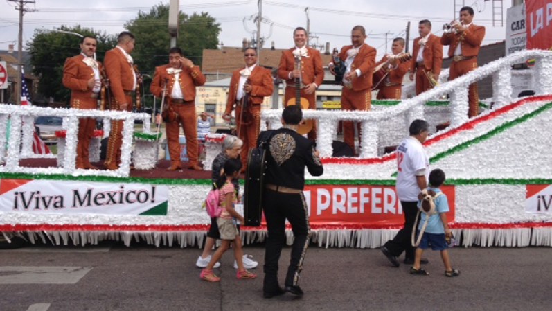 Miles participaron en el desfile anual de la Independencia de México en el barrio de La Villita.