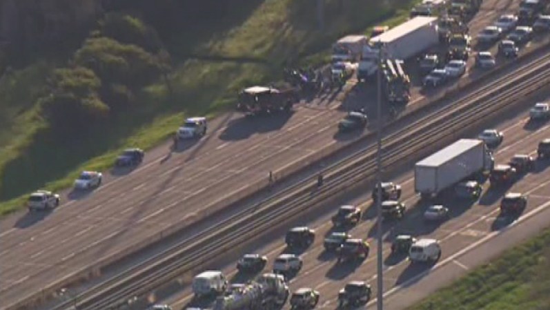 Todos los carriles de la autopista Kennedy con dirección al Aeropuerto O’Hare fueron cerrados el lunes por la mañana a la altura de la Avenida Cumberland, debido a in accidente mortal.
