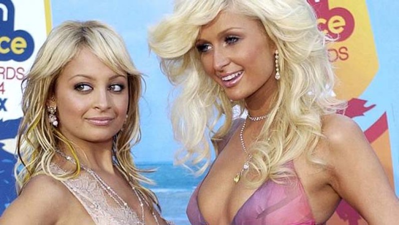 Resulta que Nicole (fotografiada aquí con su amiga Paris Hilton, es hija adoptada de Lionel Ritchie. Su padre era un músico mexicano llamado Peter Michael Escovedo.