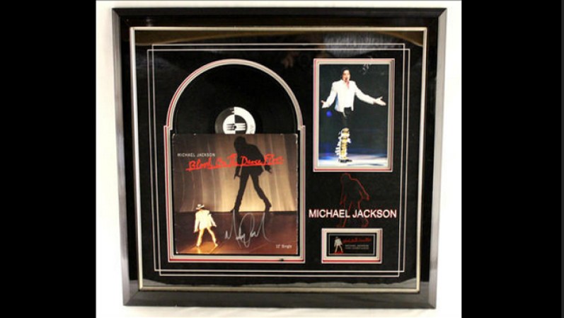 Album “Blood on the Dance Floor” autografiado por Michael Jackson. Precio base $135.