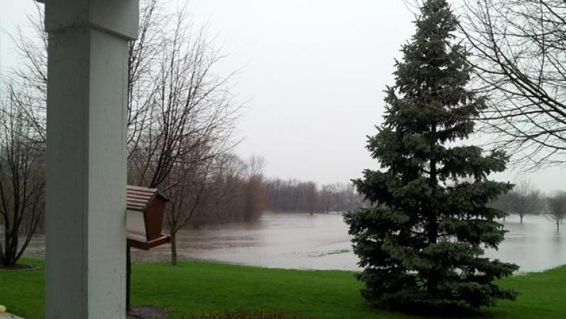 ABRIL 18 - Una poderosa tormenta azotó el área de Chicago y sus alrededores generando profundas inundaciones y otros daños.