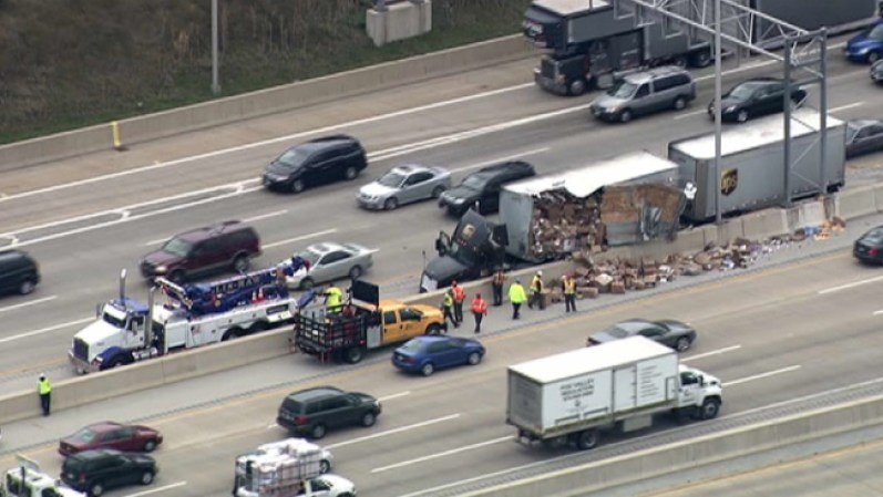 Un camión de UPS lleno de paquetes vertió su contenido en una autopista de Chicago el martes por la mañana tras un choque.