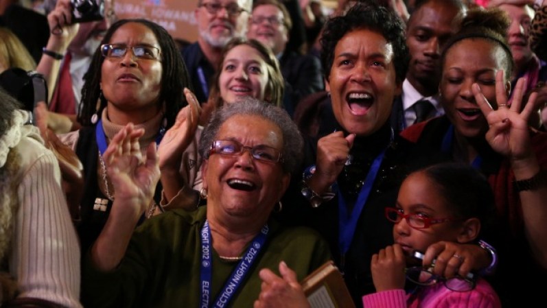 6 DE NOVIEMBRE, 2012.- Los asistentes al evento de la noche electoral realizado por la campaña de Barack Obama en Chicago festejan la reelección de su candidato.