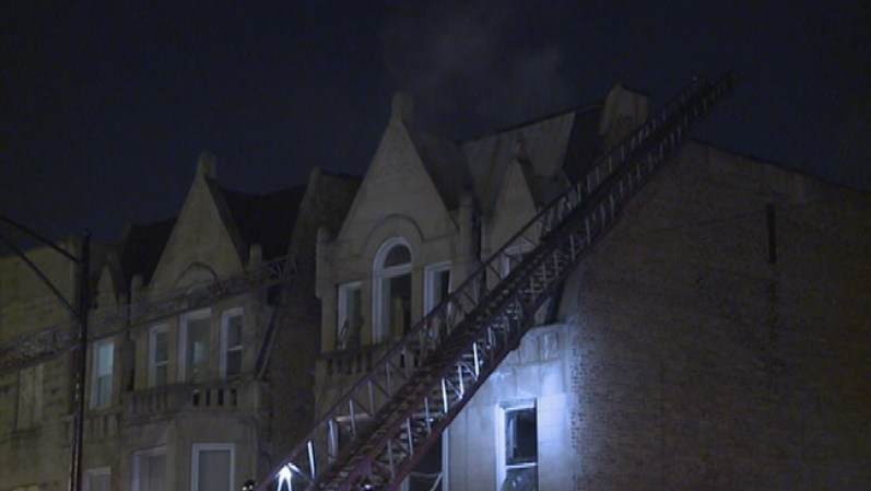 Dos personas resultaron heridas, una de gravedad, en un incendio ocurrido en un edificio abandonado en el sur de la ciudad de Chicago, dijo la policía.