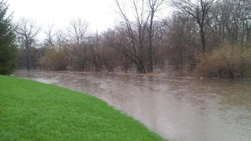ABRIL 18 - Una poderosa tormenta azotó el área de Chicago y sus alrededores generando profundas inundaciones y otros daños.