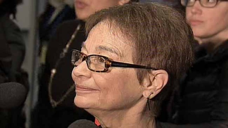 Rhoda Berenson espera ansiosa la llegada a Nueva York de su hija Lori en Diciembre 20, 2011.