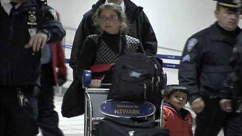 Lori Berenson es escoltada tras su llegada a Nueva York junto a su hijo Salvador Apari en Diciembre 20, 2011.