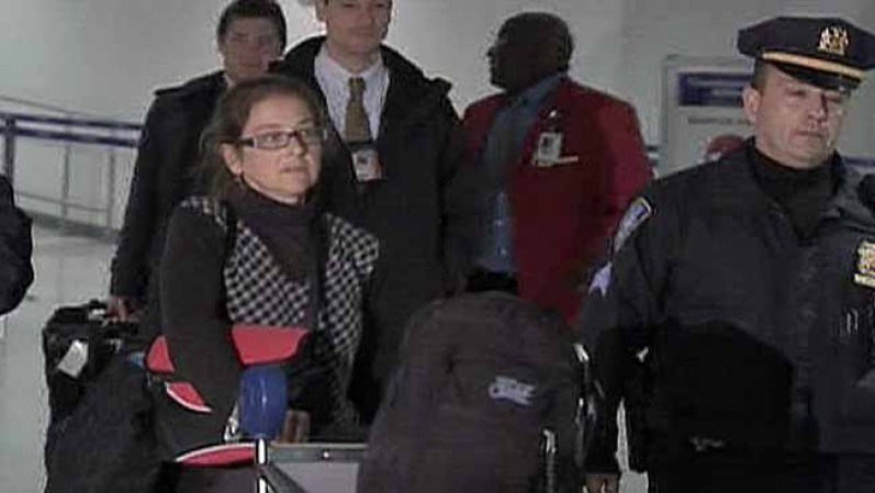 Lori Berenson es escoltada tras llegar a Nueva York en Diciembre 20, 2011.