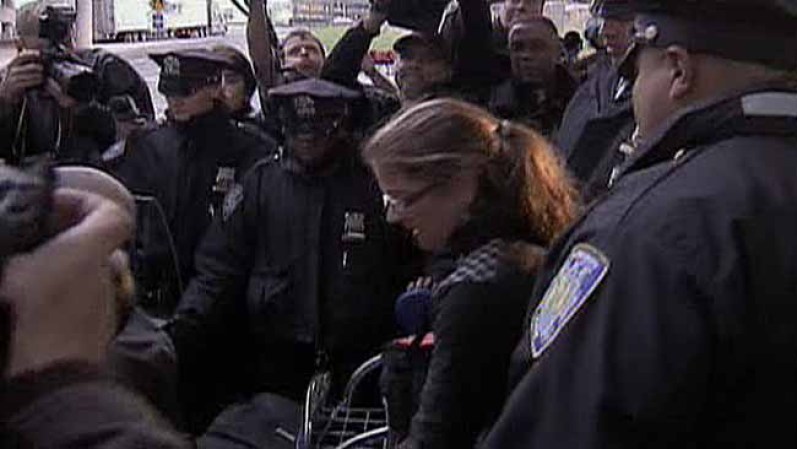 Rodeada por los medios, Lori Berenson sale finalmente del Aeropuerto Internacional de Newark en Nueva Jersey en Diciembre 20, 2011.
