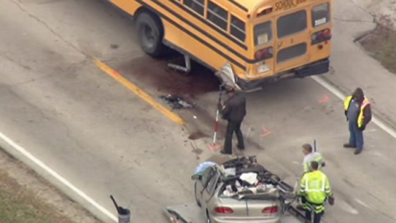 Una persona murió la mañana del jueves cuando un auto chocó con un autobús escolar en el condado de Kankakee, dijo la policía.