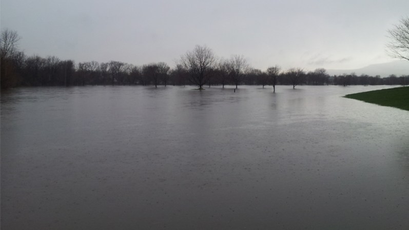 ABRIL 18 - Una poderosa tormenta azotó el área de Chicago y sus alrededores generando profundas inundaciones y otros daños.