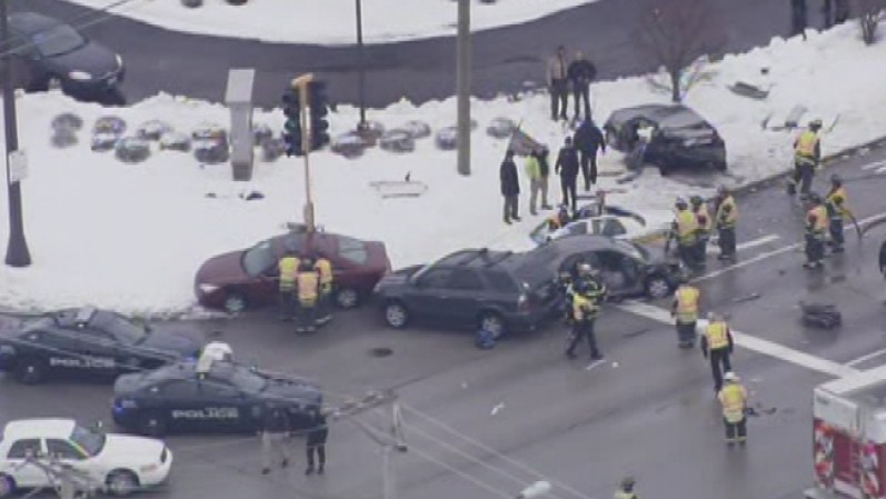 Un oficial de la Policía Estatal de Illinois, fue uno de los heridos el jueves, en un aparatoso accidente de cinco vehículos.