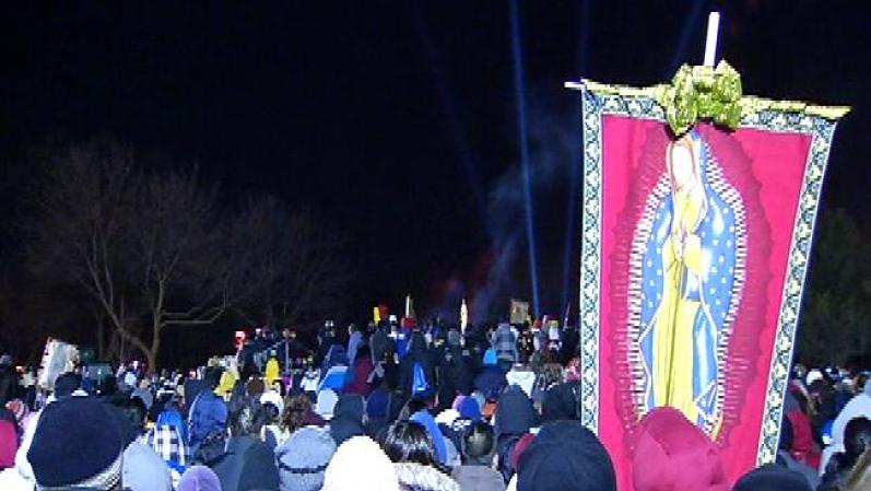 Residentes de Chicago y de sus alrededores, rinden homenaje a la Virgen de Guadalupe, desde el Cerrito del Tepeyac, en Des Plaines, IL.