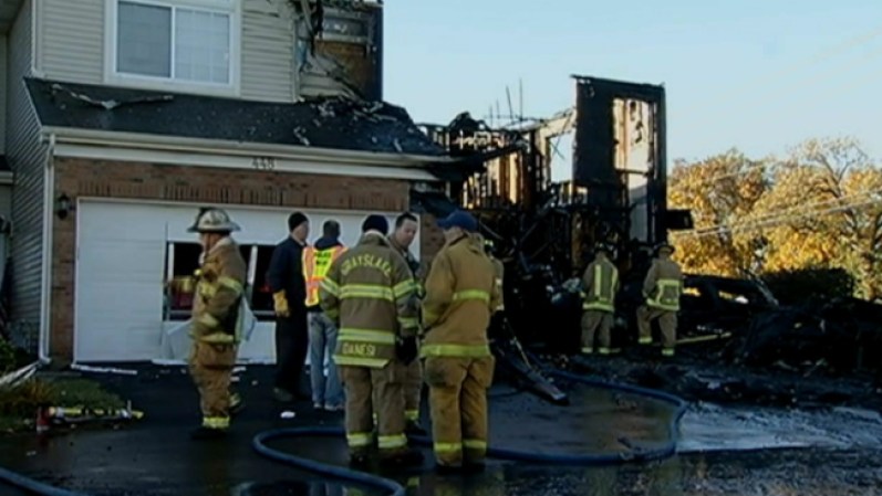 Una casa se prendió en llamas luego de haber sido impactada por un auto.