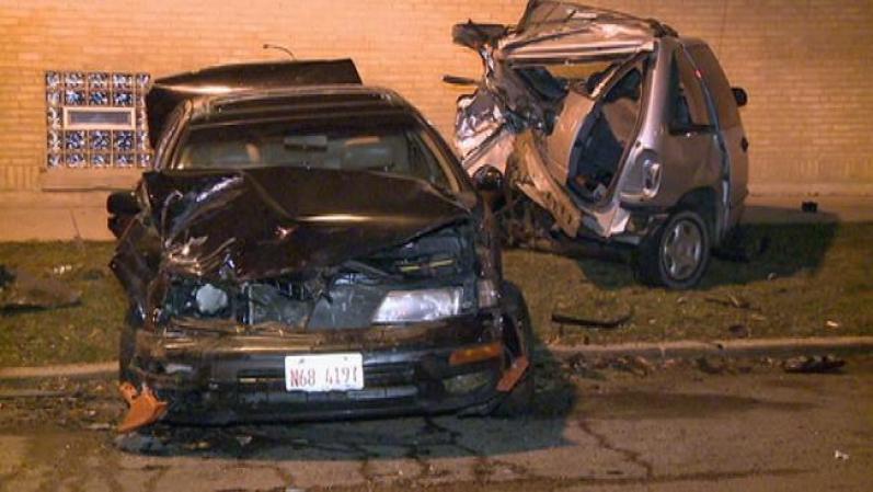 Tres personas resultaron gravemente heridas y muchos autos fueron dañados en una persecución a alta velocidad ocurrida durante la madrugada del martes en el lado noroeste de Chicago.