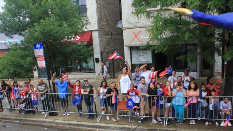 Las banderas ondeaban al paso de las carrozas.