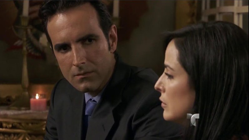 El Turco visita a Ximena en el hospital y le ofrece su ayuda.