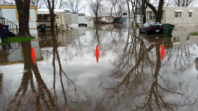 ABRIL 18 - Una poderosa tormenta azotó el área de Chicago y sus alrededores generando profundas inundaciones y otros daños.