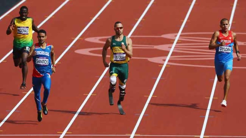 Oscar Pistorius (centro), de Sudáfrica, hizo historia al ser la primera persona con miembros amputados que compite en una olimpiada.