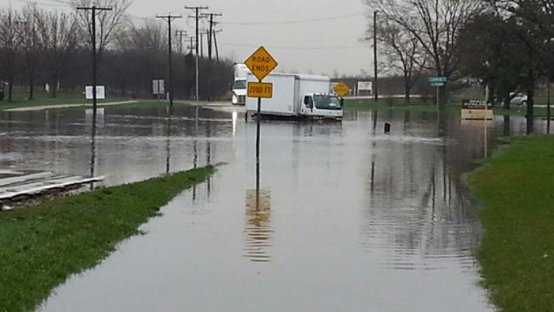 ABRIL 18 - Una poderosa tormenta azotó el área de Chicago y sus alrededores generando profundas inundaciones y otros daños.