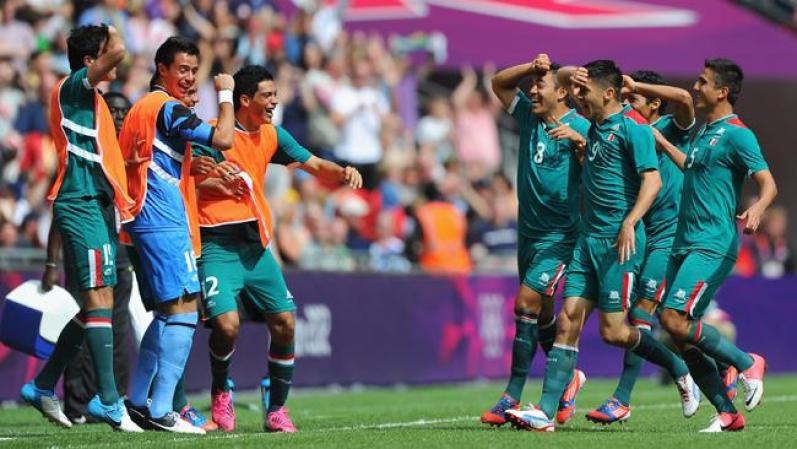 La selección mexicana festeja el gol de Oribe Peralta, #9, quien anotó en los primeros 30 segundos del juego.