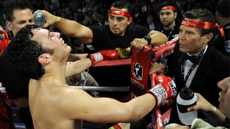Julio Cesar Chavez Jr. y Julio Cesar Chavez padre tras el 12avo round y a punto de conocer la decisión.