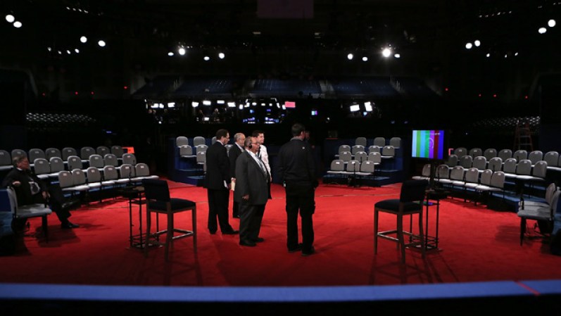 Así se veía unas horas antes el escenario en el que tuvo lugar el debate.