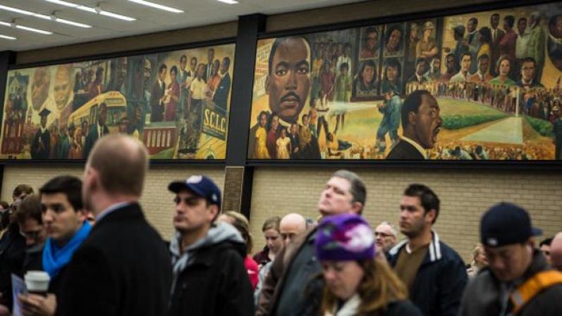 Un grupo de personas aguarda en fila para votar en el Martin Luther King, Jr. Memorial Library, en Washington, DC.