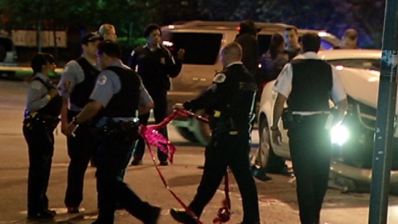 Dos policías resultaron heridos martes, en un accidente automovilístico que volcó la patrulla en donde viajaban, dijo la policía.