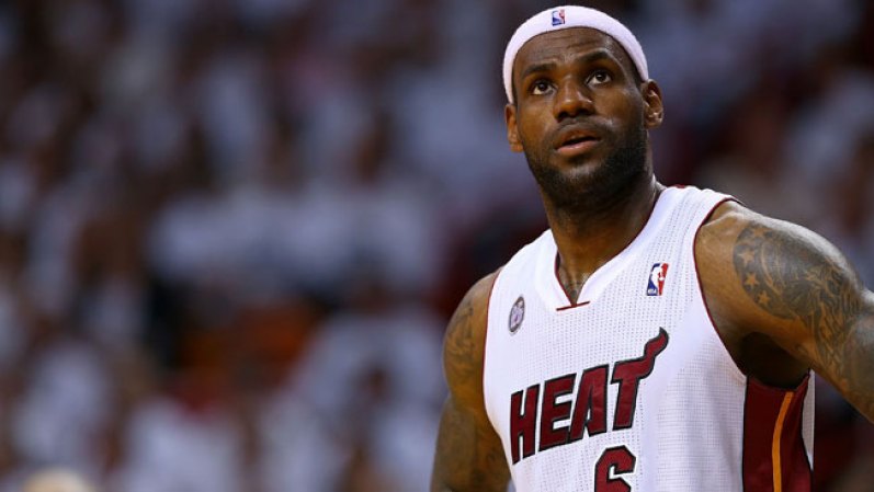 Cinco LeBron James para tu equipo de baloncesto, contratados para un período de seis años por más de 100 millones cada uno.