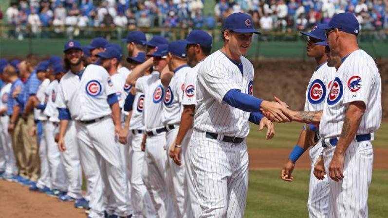 Los Chicago Cubs enfrentan a los Brewers de Milwaukee, en su partido de apertura de temporada en el estadio Wrigley Field.