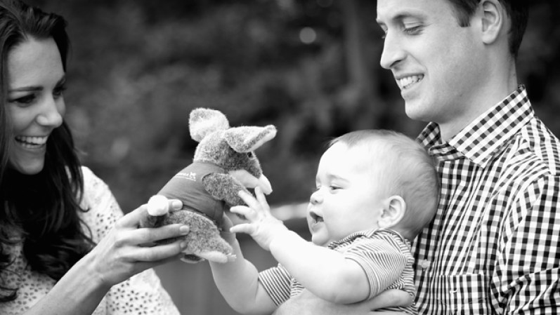 22 DE JULIO, 2014 – ¡Felicidades príncipe George!... La familia real deja de celebrar los meses de nacidos del principito para empezar a contar los años.