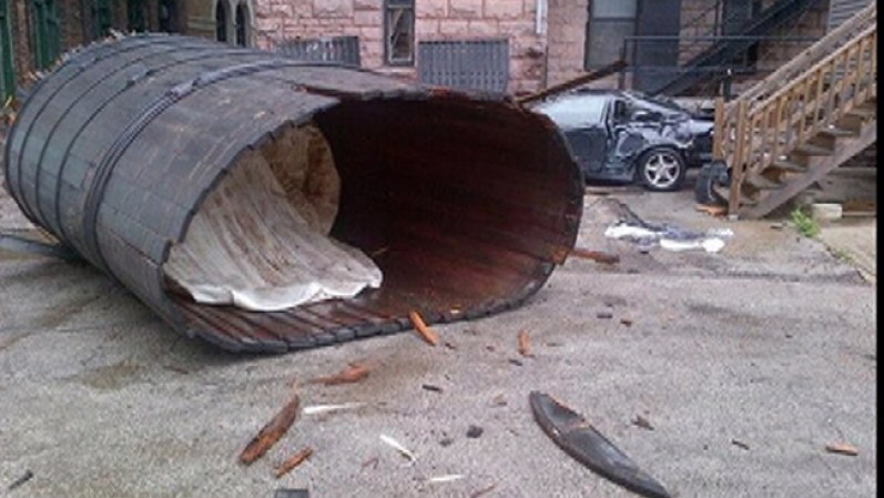 Al menos tres personas resultaron heridas, una de gravedad, tras la caída de una estructura desde un edificio de 9 pisos, ocurrido durante la mañana del miércoles, en Chicago.