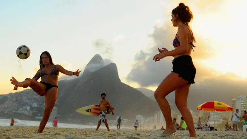 Además de la belleza del paisaje, Río de Janeiro siempre ha tenido una gran tradición de fútbol que ahora se siente aún más con la XX Copa Mundial de Fútbol 2014 que se avecina.