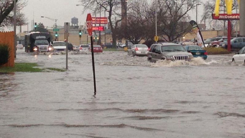 ABRIL 18 - Una poderosa tormenta azotó el área de Chicago y sus alrededores generando profundas inundaciones y otros daños.