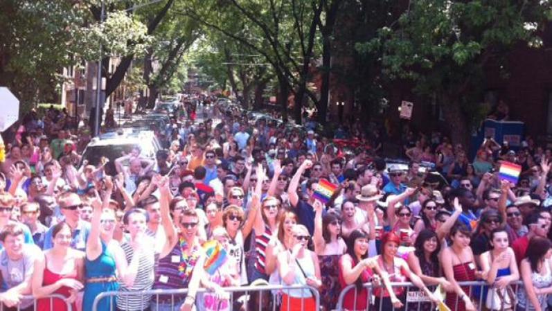 Se estima que unas 850,000 personas asistieron al Desfile de Orgullo Gay 2012 de Chicago, haciéndolo el más concurrido de sus 42 años de historia.