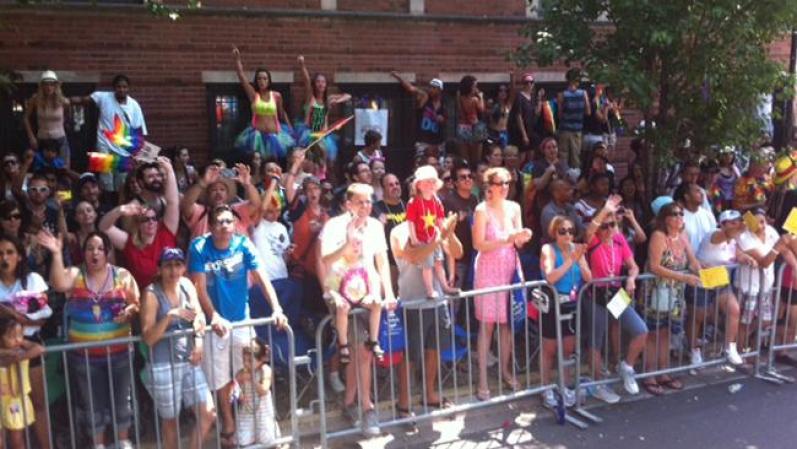 Se estima que unas 850,000 personas asistieron al Desfile de Orgullo Gay 2012 de Chicago, haciéndolo el más concurrido de sus 42 años de historia.