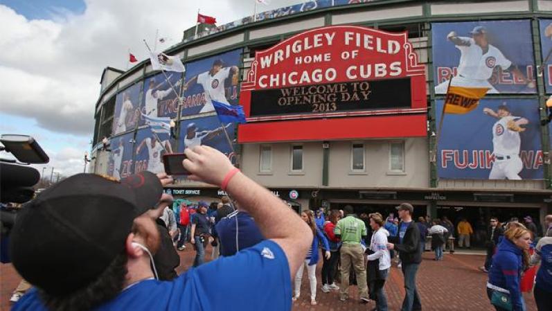 Los Chicago Cubs enfrentan a los Brewers de Milwaukee, en su partido de apertura de temporada en el estadio Wrigley Field.