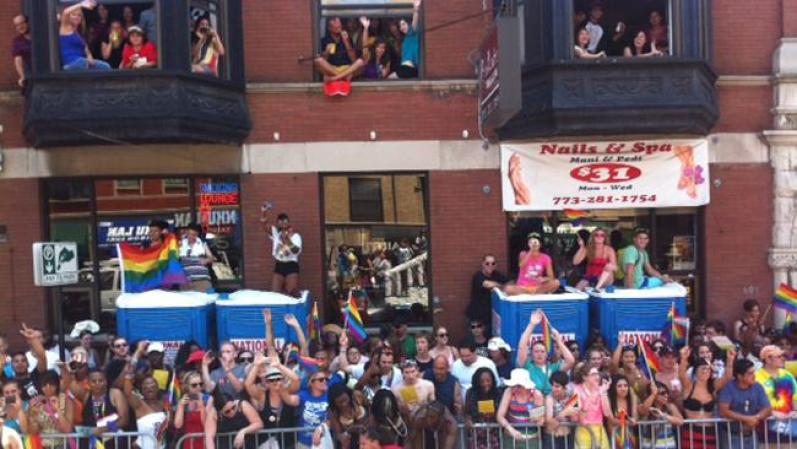 Se estima que unas 850,000 personas asistieron al Desfile de Orgullo Gay 2012 de Chicago, haciéndolo el más concurrido de sus 42 años de historia.
