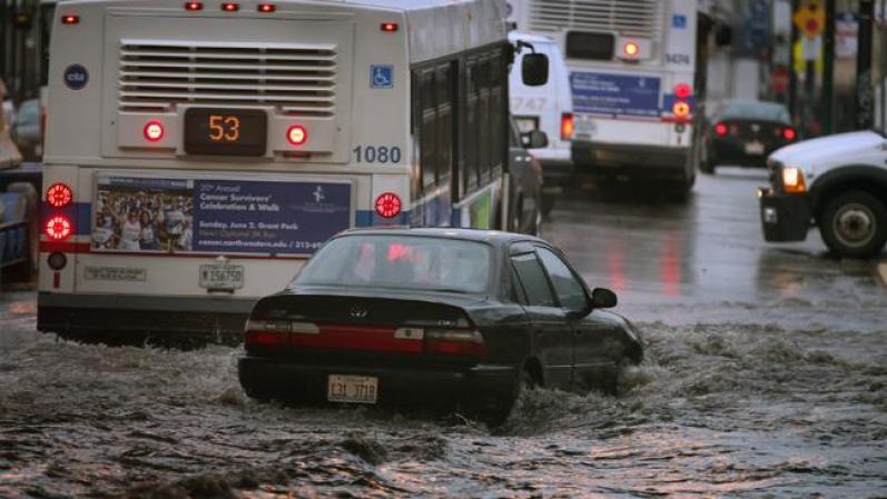 ABRIL 18 - Una poderosa tormenta azotó el área de Chicago y sus alrededores generando profundas inundaciones y otros daños.