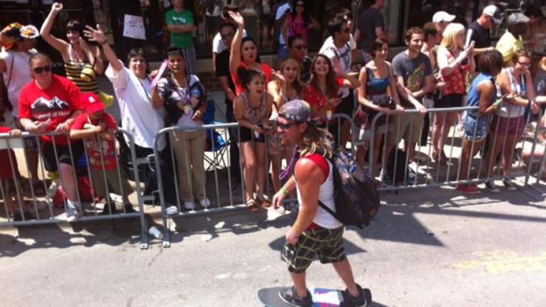 Se estima que unas 850,000 personas asistieron al Desfile de Orgullo Gay 2012 de Chicago, haciéndolo el más concurrido de sus 42 años de historia.