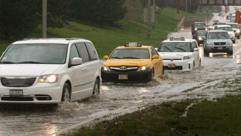 ABRIL 18 - Una poderosa tormenta azotó el área de Chicago y sus alrededores generando profundas inundaciones y otros daños.