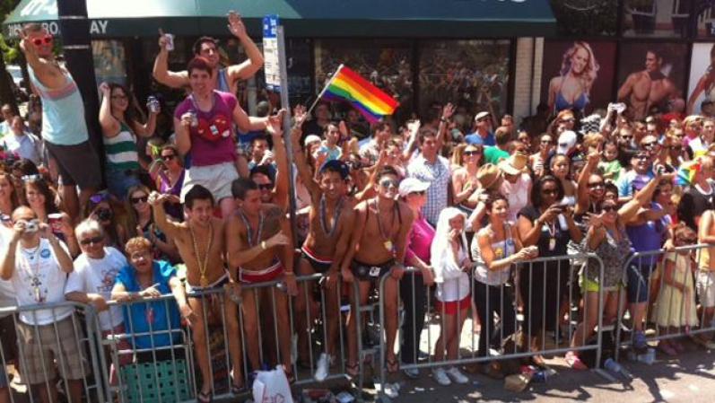 Se estima que unas 850,000 personas asistieron al Desfile de Orgullo Gay 2012 de Chicago, haciéndolo el más concurrido de sus 42 años de historia.