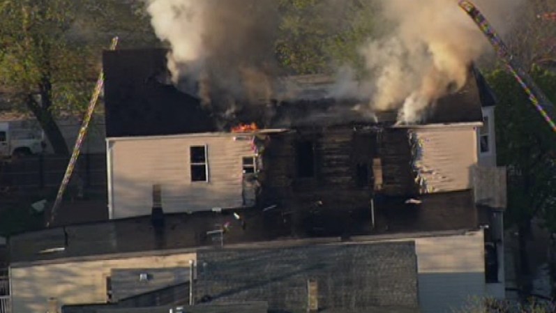 Un voraz incendio causó extensos daños a dos residencias en el vecindario de Humboldt Park, en la mañana del miércoles.