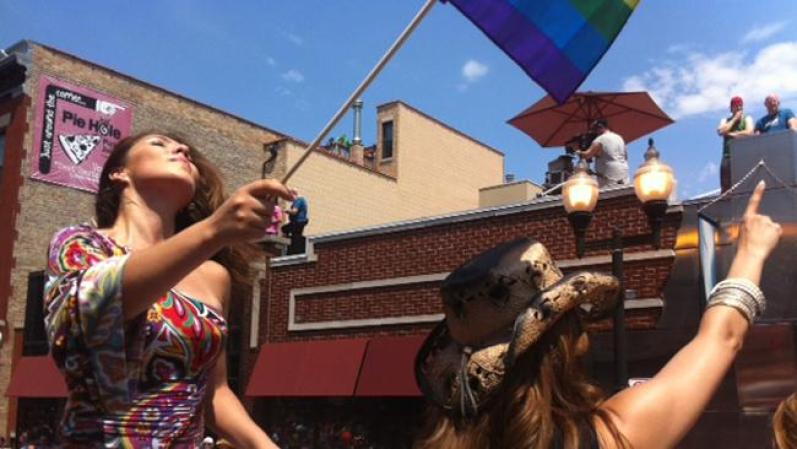 Se estima que unas 850,000 personas asistieron al Desfile de Orgullo Gay 2012 de Chicago, haciéndolo el más concurrido de sus 42 años de historia.