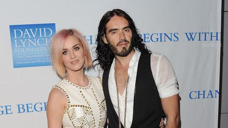Durante una cena de gala de beneficencia en California a finales de 2011, Katy Perry apareció con este nuevo look y su entonces esposo Russell Brand. Lucía además un vestido a media pierna de Versace y zapatos de tacones al tono.