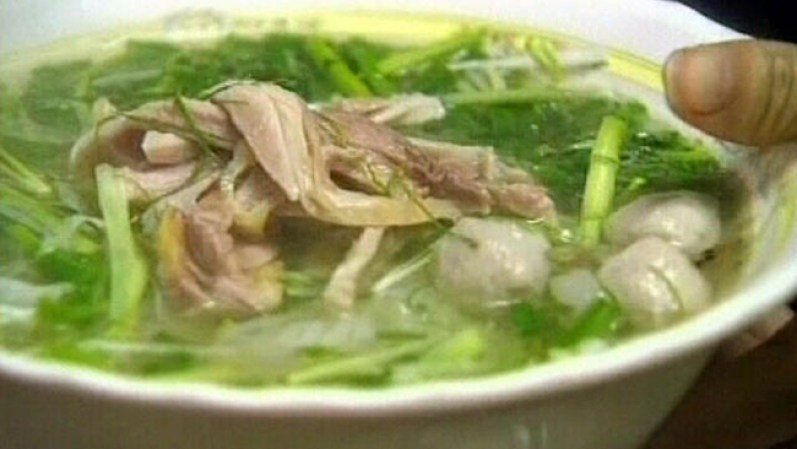 Una sopa o caldo de verduras tiene pocas calorías y le ayudará a controlar el apetito. Pero no consuma sopas de crema, como la de almeja.