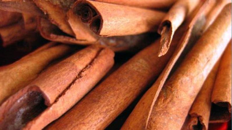 Un estudio oficial determinó que un cuarto de cucharada de canela en la comida reduce los niveles de azúcar en la sangre y aumenta los de insulina.